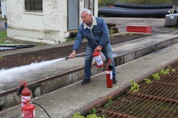 Начальник специального отдела Игорь Мамай показывает как правильно использовать средства пожаротушения