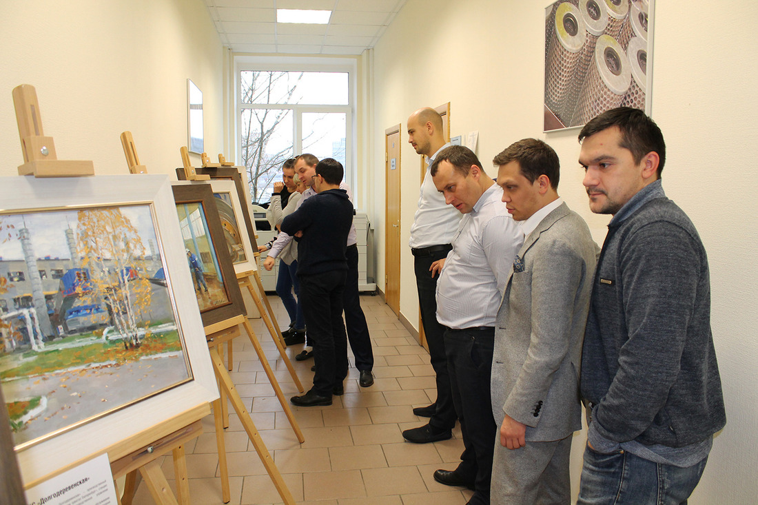 Сотрудники АО "Газпром центрэнергогаз" оценивают художественные произведения