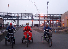 Объединенный береговой технологический комплекс проекта "Сахалин-2" занимает значительную территорию, чтобы оперативно выполнять производственные задачи работники передвигаются на велосипедах