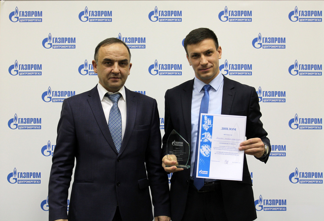 Главный инженер АО "Газпром центрэнергогаз" Владимир Габайдуллин вручает награду Александру Пыжьянову, представителю "Екатеренбурского" филиала