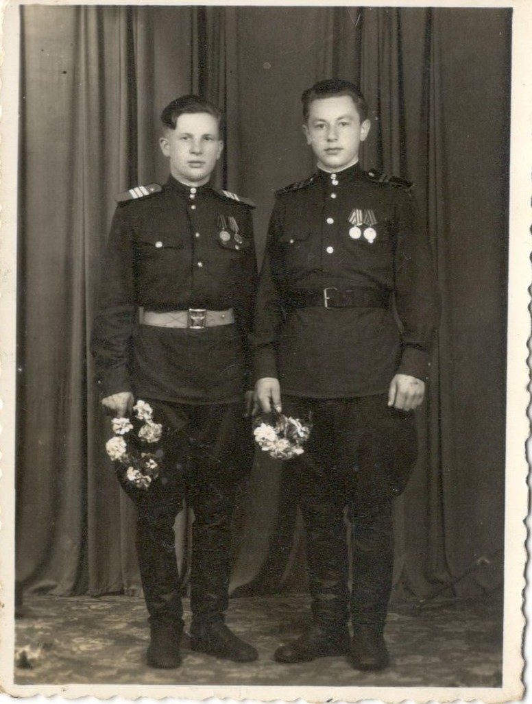 В.И. Кувшинов — справа. Кезлин, Польша. 24.06.1947 г.