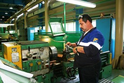 Работа токаря в ремонтно-механической мастерской